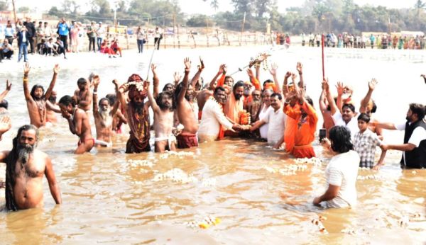 महाशिवरात्रि पर निकली शोभायात्रा, स्नान करने उमड़ी नागा साधु-संतों की भीड़