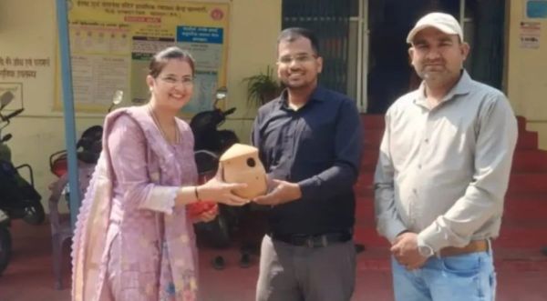 शादी पर स्कूली बच्चों को  चिडिय़ा का बसेरा भेंट