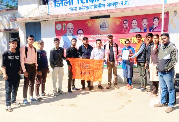 अनुशासनहीन आचरण को  लेकर अभाविप ने सौंपा ज्ञापन