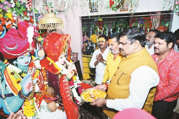 शिवलिंग की पूजा कर मंत्री ने किया रुद्राभिषेक