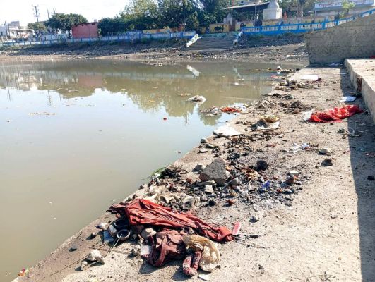 गर्मी के साथ बढ़ रहा जल संकट, तालाबों का गिरा जल स्तर