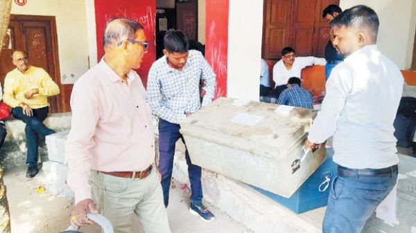 कड़ी सुरक्षा में प्रश्न पत्रों का वितरण