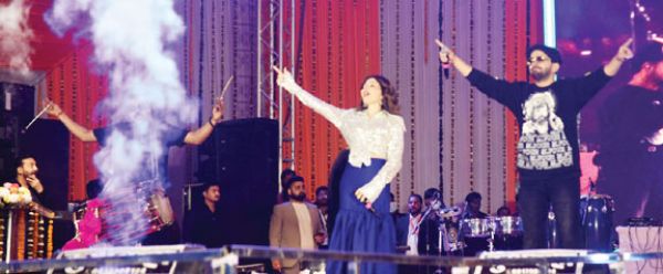 बॉलीवुड सिंगर कनिका कपूर की धमाकेदार प्रस्तुति के साथ मैनपाट महोत्सव का समापन