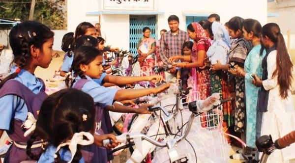 खालेमुरवेंड आत्मानंद विद्यालय में 50 बालिकाओं को साइकिल, 10 विद्यार्थियों को स्कॉलरशिप
