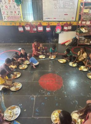 आंगनबाड़ी केंद्र  में नेवता भोज