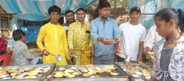 प्रसाद वितरण में थनेंद्र साहू हुए शामिल