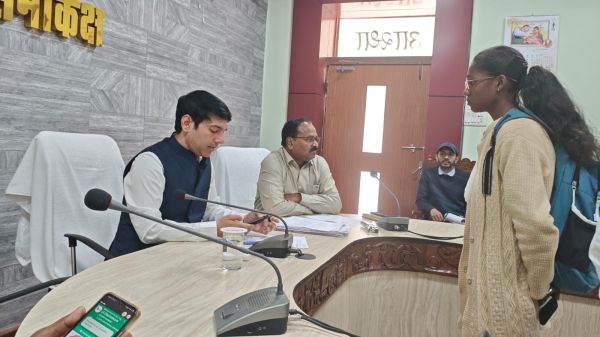 जनदर्शन में छात्रा की राह हुई आसान  अब छात्रावास में रहकर पूरी होगी पढ़ाई