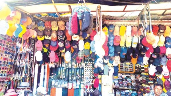 तीखी धूप के साथ तापमान में उछाल, टोपी-गमछा, चश्मा और शीतल पेय की दुकानें सजी