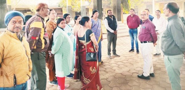 डीईओ का आकस्मिक निरीक्षण, लापरवाही पर नाराजगी