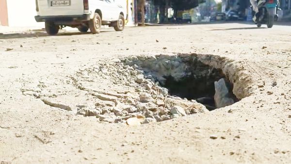 जिला अस्पताल के सामने बनी नाली धंसी   नगर पालिका के कार्यों की खुली पोल