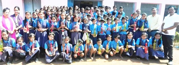 विवाह की चौदहवीं वर्षगांठ पर जैन दंपत्ति ने बच्चों को दिये उपहार, बांटी मिठाई