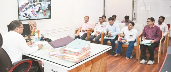 विकास कार्यों और राजस्व वसूली में तेजी लाने के निर्देश