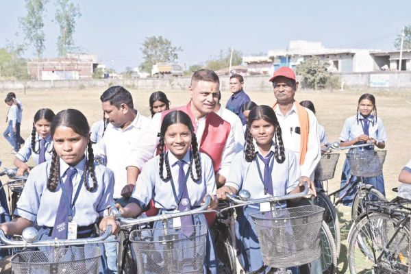 छात्राओं को मिली साइकिल