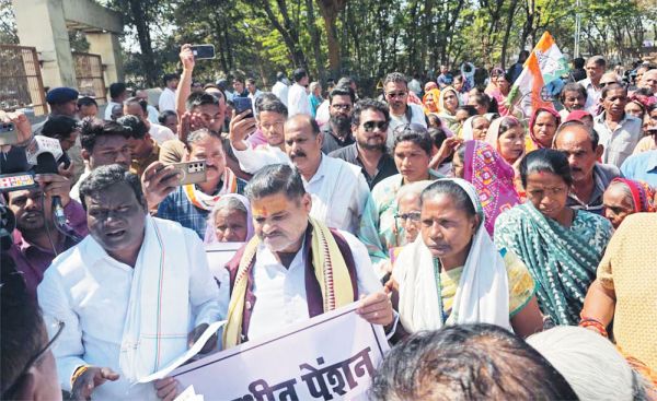 बुजुर्गों, विधवा- दिव्यांगों को नहीं मिला 4 माह से पेंशन