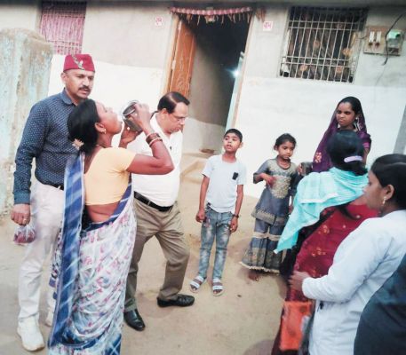 बीमारी से बचाव, खिलाई जा रही दवा