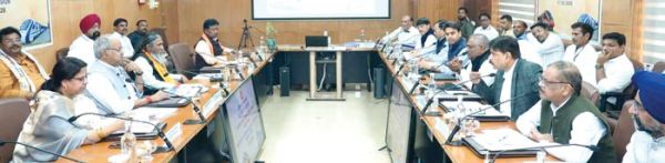 सांसदों ने रखी रेल समस्याएं, जीएम-डीआरएम सुनते रहे