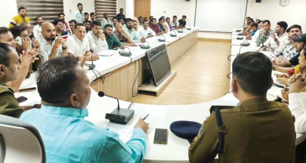 मौदहापारा संडे बाजार: व्यापारियों के लिए आईडी अनिवार्य पुलिस ने निगम के साथ ली बैठक