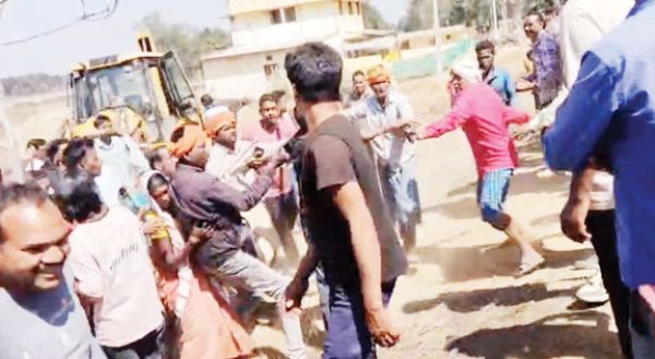 अवैध अतिक्रमण हटाने के दौरान हंगामा, जेसीबी व पुलिस वाहन पर पथराव, तीन ग्रामीण घायल