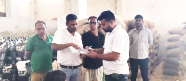 उड़द दाल में मिलावट की आशंका,  8 लाख रुपये का माल जब्त