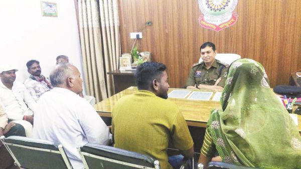 गैरजाति युवक से विवाह के बाद बहिष्कृत परिवार को पुलिस ने समाज में मिलाया