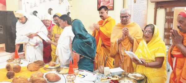 विद्यासागर महाराज के द्वितीय समाधि स्मृति दिवस, वृद्धाश्रम में फल वितरण