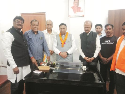 विधायक प्रतिनिधि संतोष ने ग्रहण किया पदभार