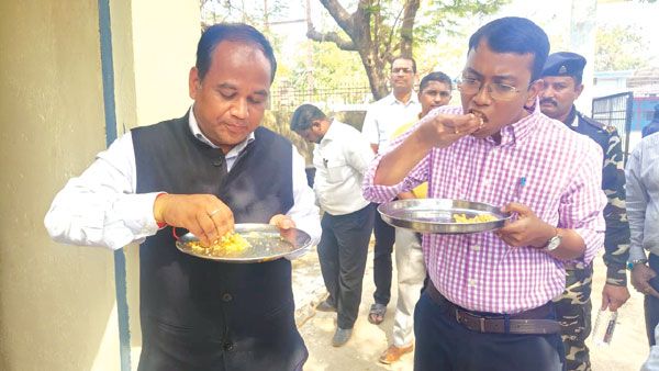 कलेक्टर ने कांदुल स्कूल में खाया मध्याह्न भोजन, राशन दुकान भी देखा