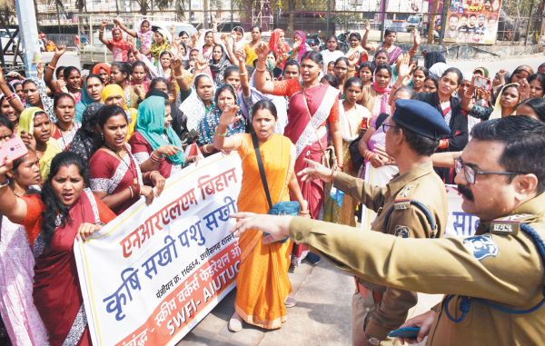 कृषि-पशु सखियों को पुलिस ने कलेक्टोरेट से पहले रोका