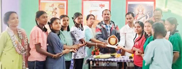 कन्या आश्रम कोकोड़ी में साज-सज्जा प्रतियोगिता, छात्राओं की रचनात्मकता ने जीता दिल