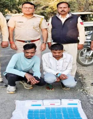 नशीली दवाइयों के साथ  तीन आरोपी गिरफ्तार