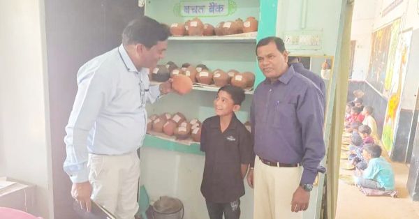 10 साल से बचत बैंक बनाम गुल्लक के जरिए बच्चों को वित्तीय साक्षरता सिखा रहा कुहरी स्कूल