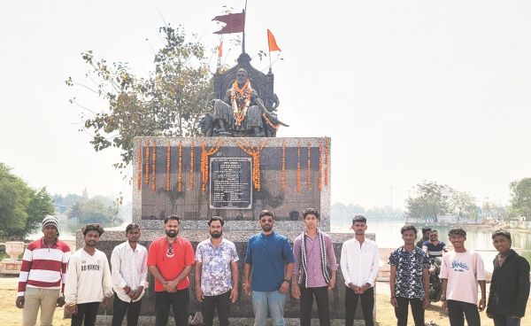 शिवाजी जंयती पर युवाओं ने किया माल्यार्पण