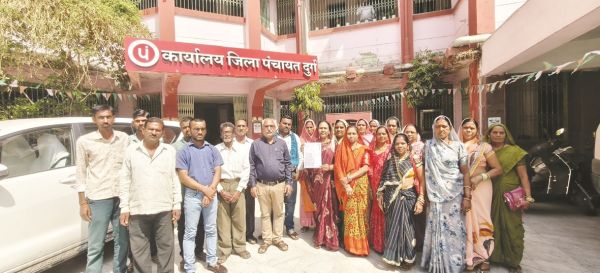 प्रभार लेने के पहले पंचायत सचिव के विरोध में उतरे