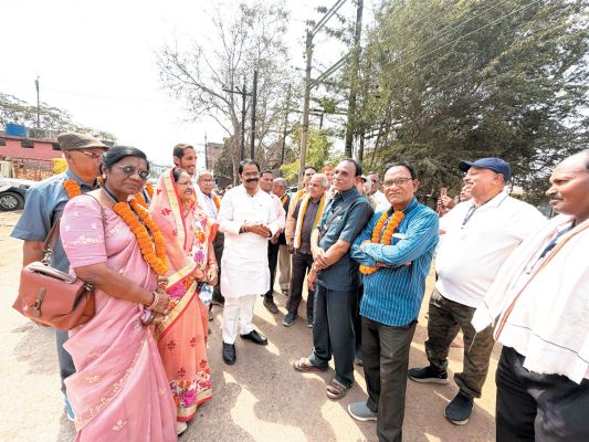 विधायक ने दक्षिण भारत की यात्रा के लिए बस रवाना किया