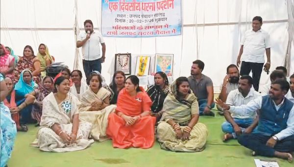 कर्मचारी को हटाने की मांग, जनपद पंचायत सारंगढ़ में धरना