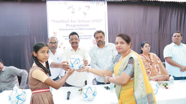 जेएनवी कोण्डागांव में फुटबॉल फॉर स्कूल्स कार्यक्रम आयोजित, 546 विद्यालयों को फुटबॉल वितरण