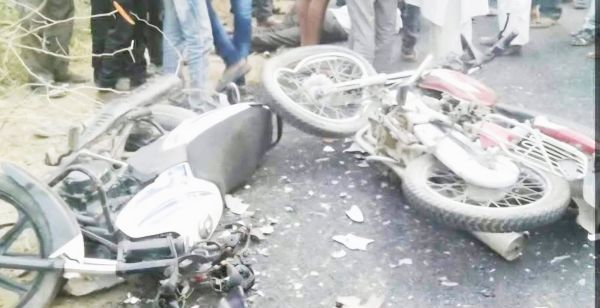 दो बाइकें भिड़ीं, 3 मौतें, 2 गंभीर