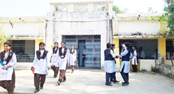 12वीं की परीक्षा में पहले दिन भौतिक शास्त्र के सवालों ने छात्रों को थोड़ा उलझाया,  भूगोल का पर्चा सरल रहा