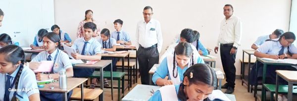 सीजी बोर्ड परीक्षा शुरु: डीईओ ने किया निरीक्षण