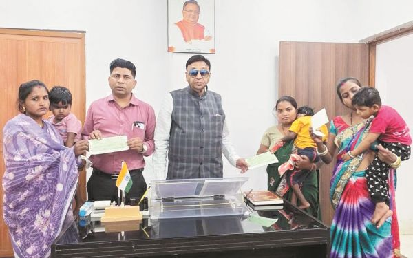 विस अध्यक्ष ने किया आर्थिक मदद