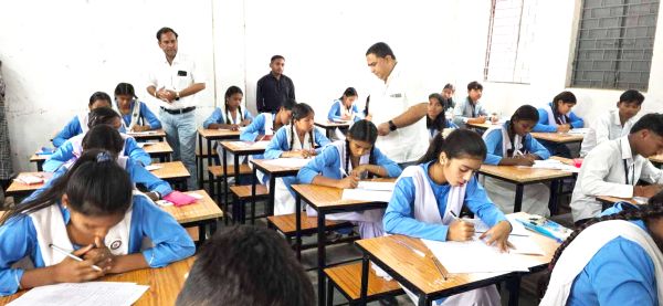 10वीं के परीक्षार्थियों ने दिलाया हिन्दी का पर्चा, कड़ी जांच के बाद मिला प्रवेश