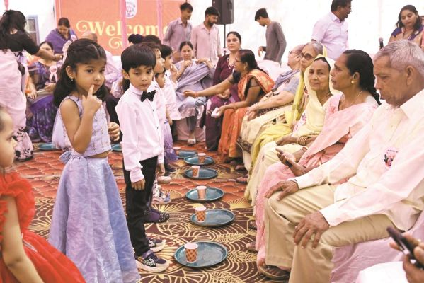 युगांतर में ग्रेंड पैरेंट्स-डे का शानदार आयोजन