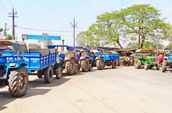 राजधानी जा रही किसानों की ट्रैक्टर रैली को पुलिस ने रोका, आक्रोशित किसानों ने किया बेलसोंडा में चक्काजाम
