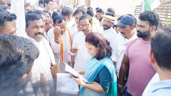 मनरेगा कानून में बदलाव के विरोध  में कांग्रेस ने सौंपा ज्ञापन