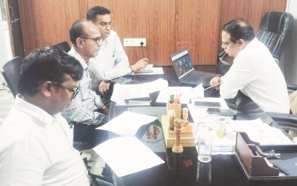 सीएमएचओ ने की कार्यक्रमों की समीक्षा