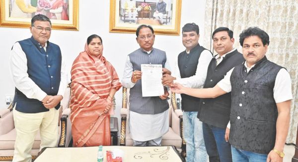 शिक्षकों की लंबित मांगों पर सीएम को ज्ञापन, जन्मदिन की दी बधाई