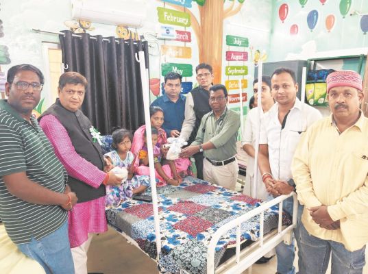 मुख्यमंत्री के जन्मदिन पर अस्पताल में फल वितरण