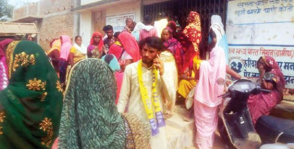 2 माह से राशन नहीं मिलने पर ग्रामीणों ने उचित मूल्य दुकान में जड़ा ताला, प्रदर्शन