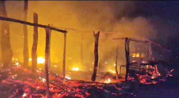 मैनपाट के टाइगर प्वाइंट पर आगजनी, कई दुकानें खाक, ग्रामीण दुकानदारों को भारी क्षति