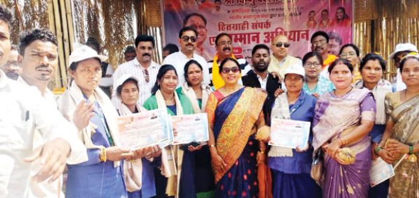 भाजयुमो ने सीएम के जन्मदिन पर 62 लोगों का किया सम्मान